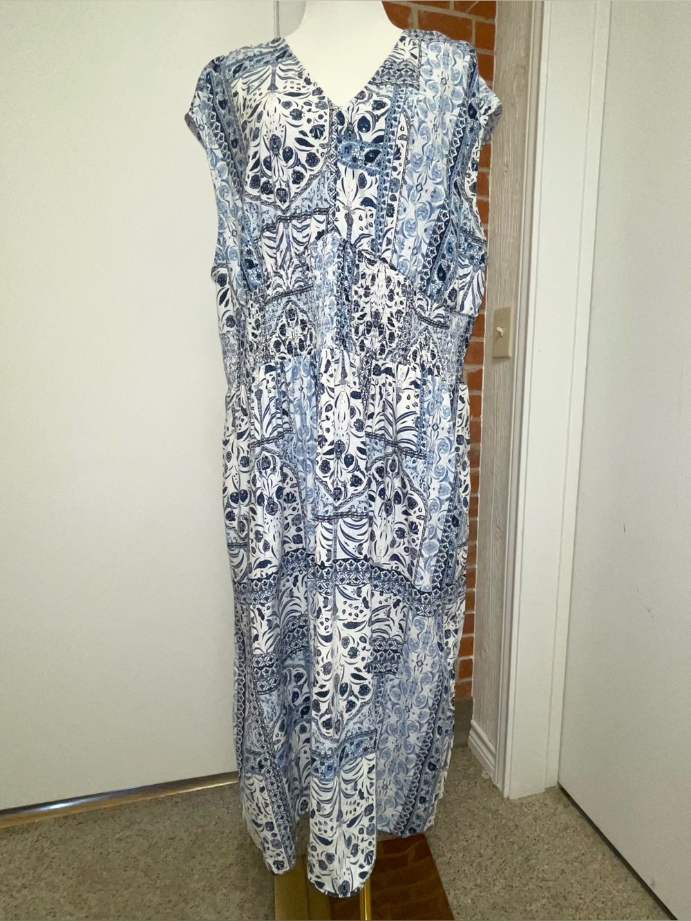 Old Navy Blue and White Printed Maxi Dress! Size 3X